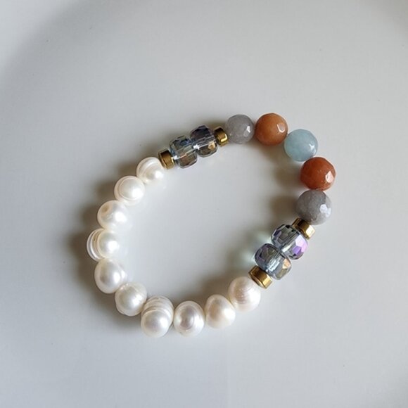 Elegant Pearl and Bead Bracelet - Picture 6 of 6